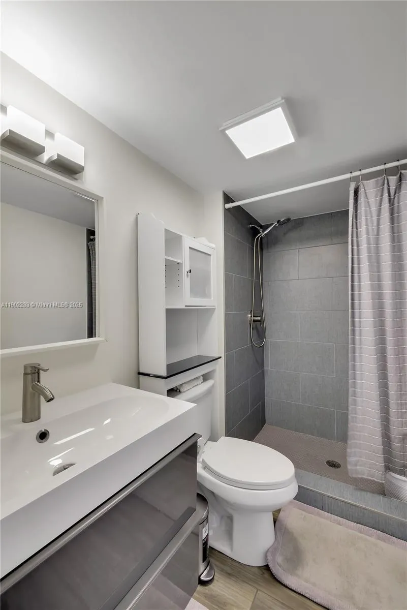 100 Bayview Dr, #1008