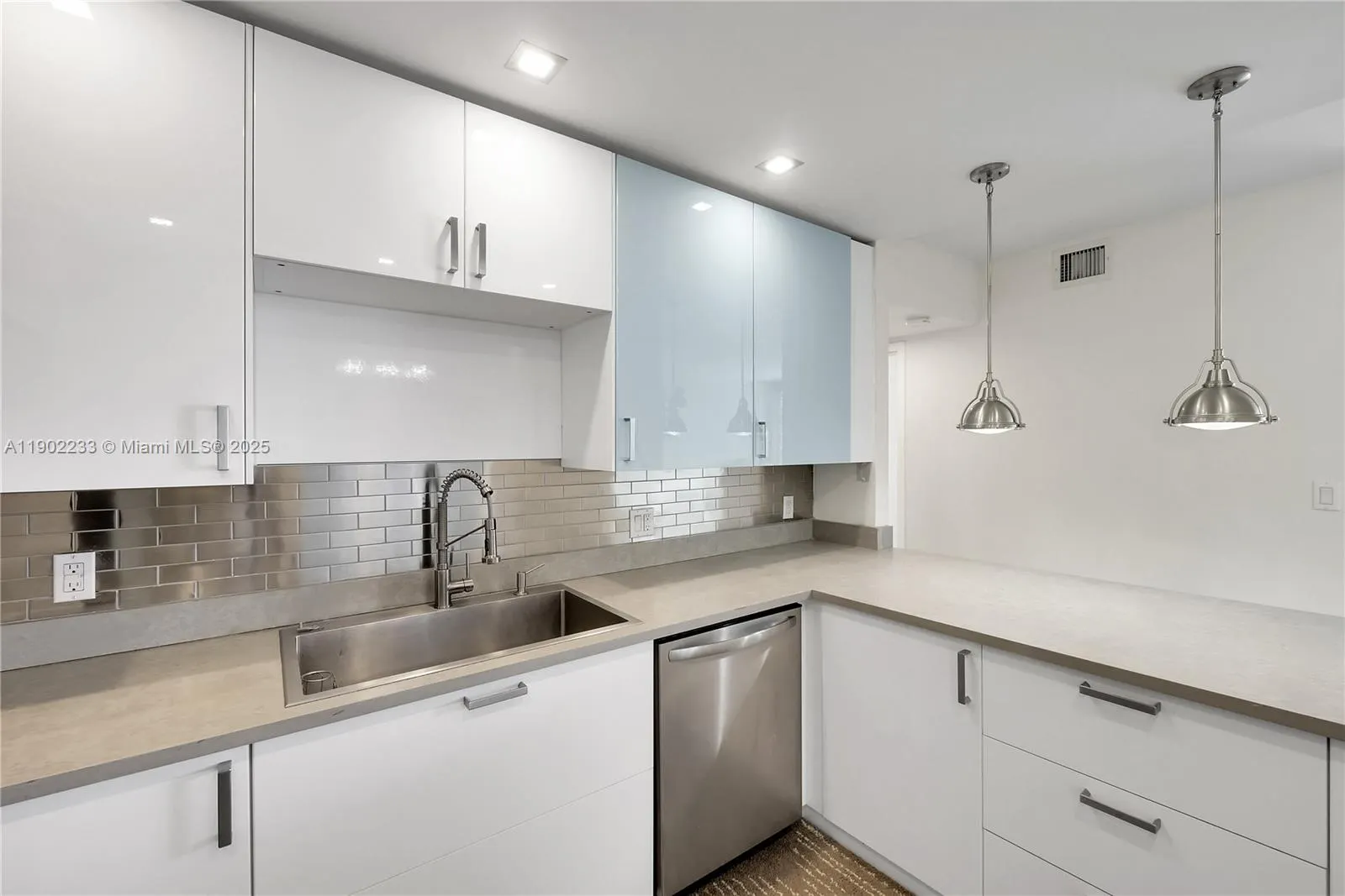 100 Bayview Dr, #1008