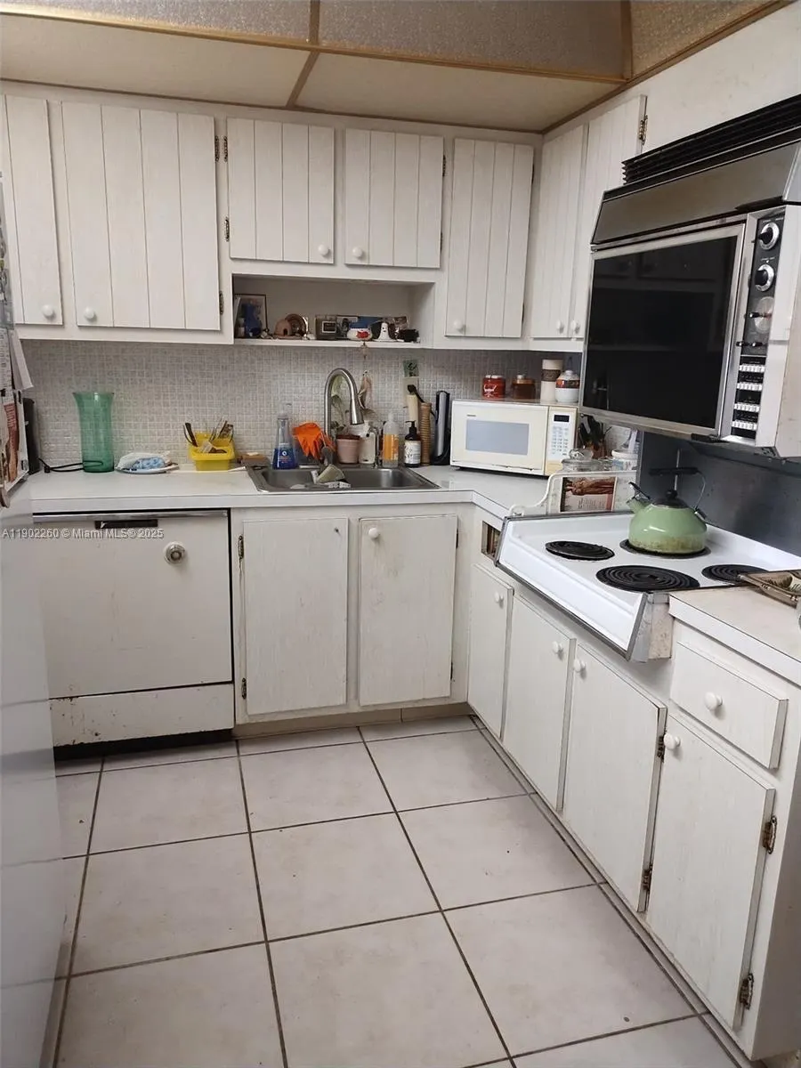 2780 NE 183rd St, #606