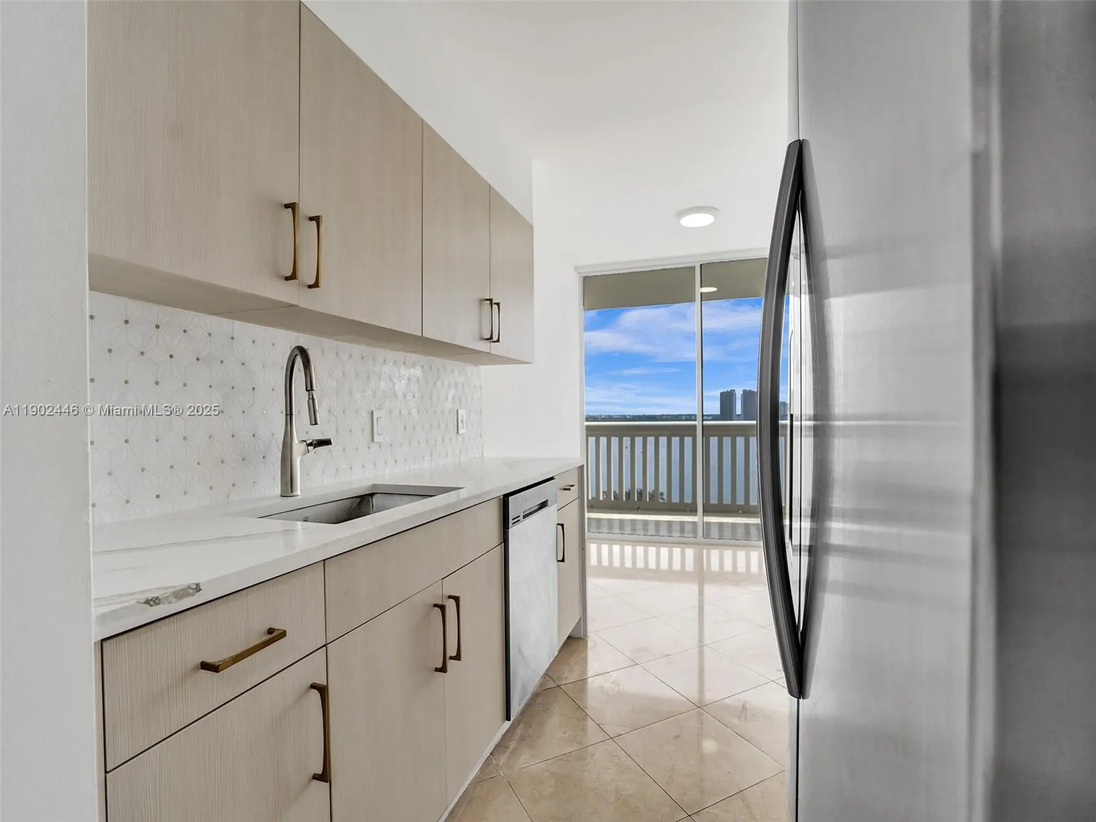 1000 W Island Blvd, #1612