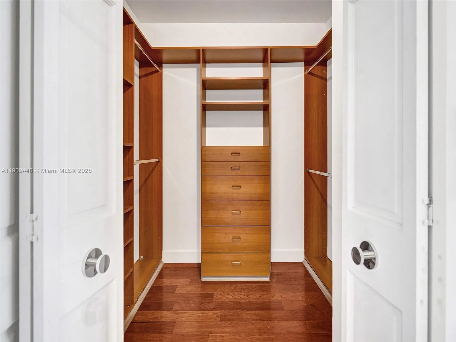 1000 W Island Blvd, #1612