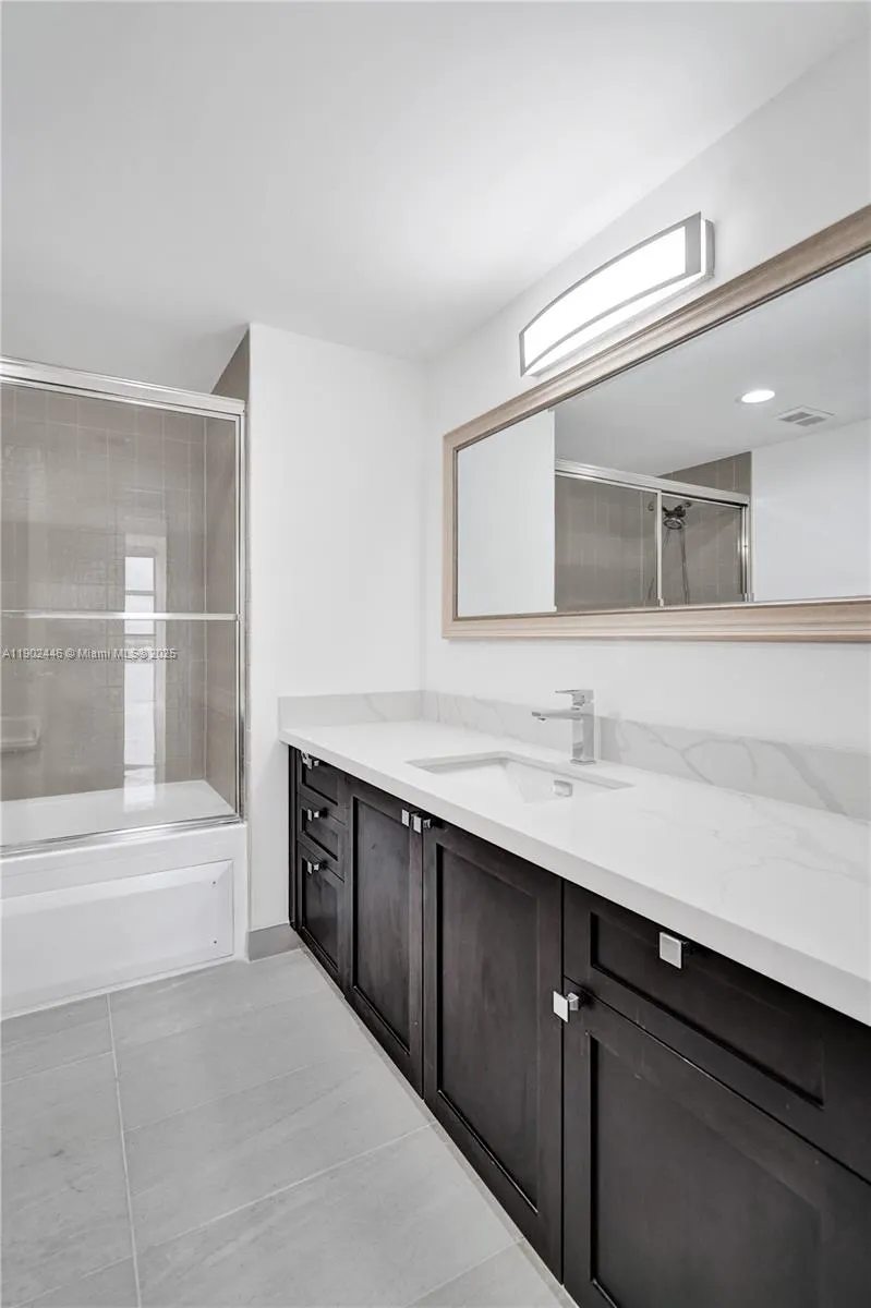 1000 W Island Blvd, #1612