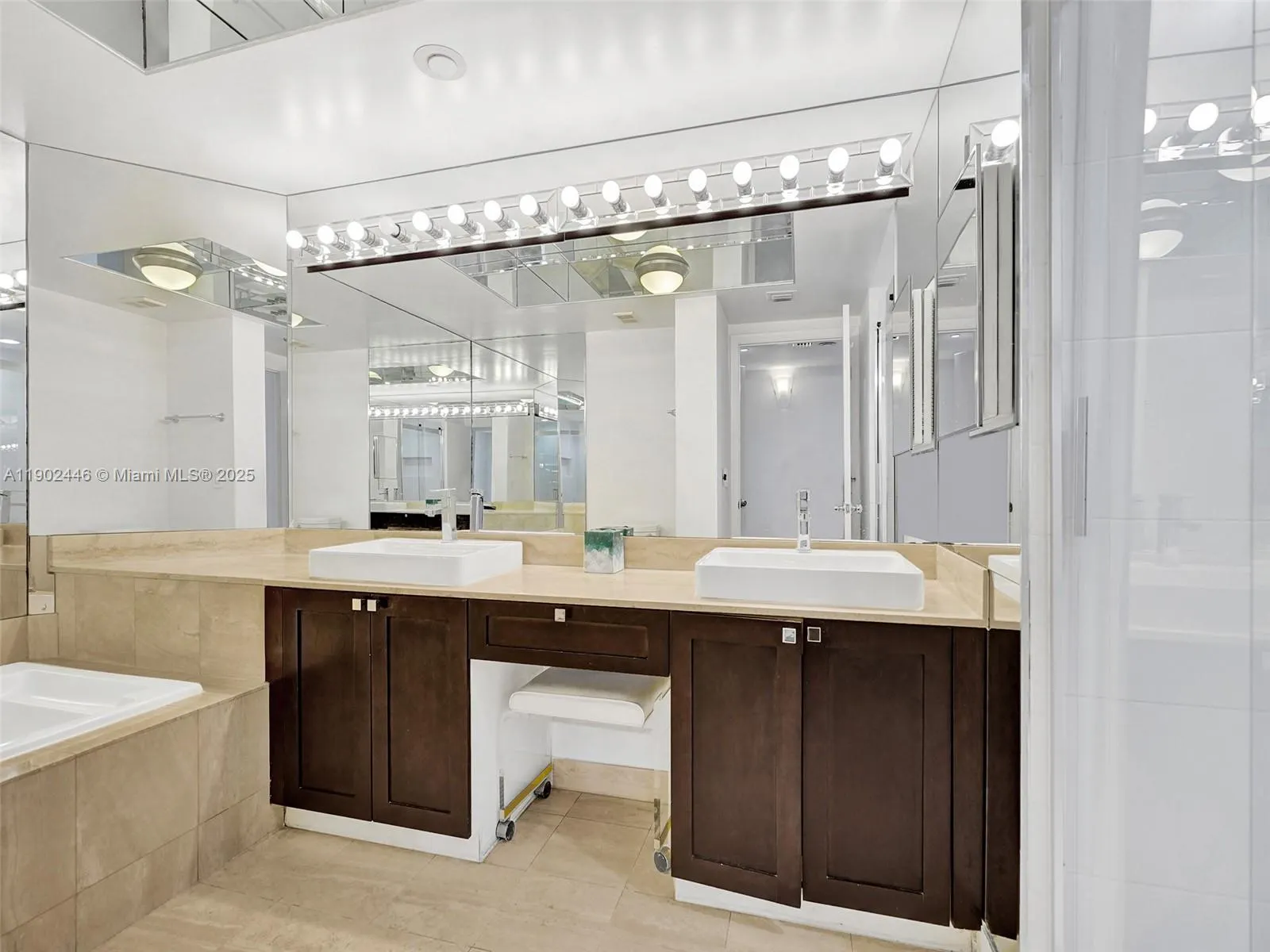 1000 W Island Blvd, #1612