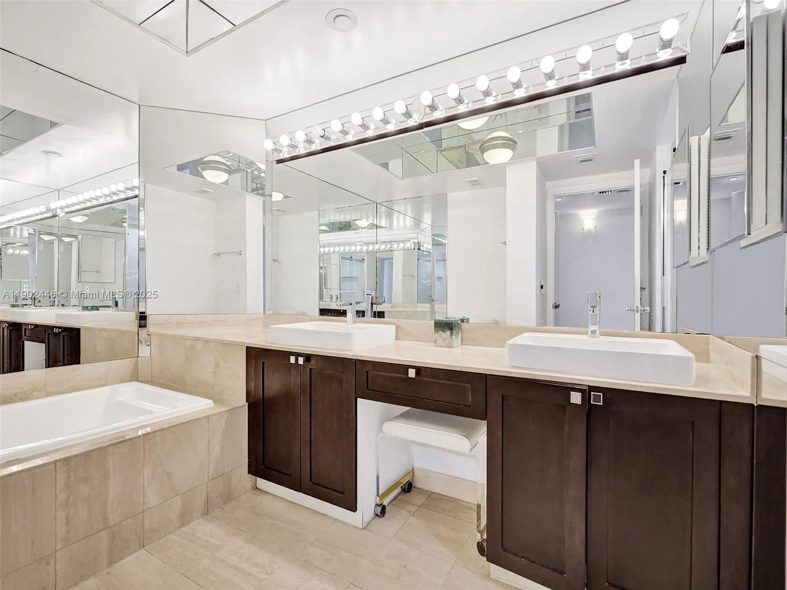 1000 W Island Blvd, #1612