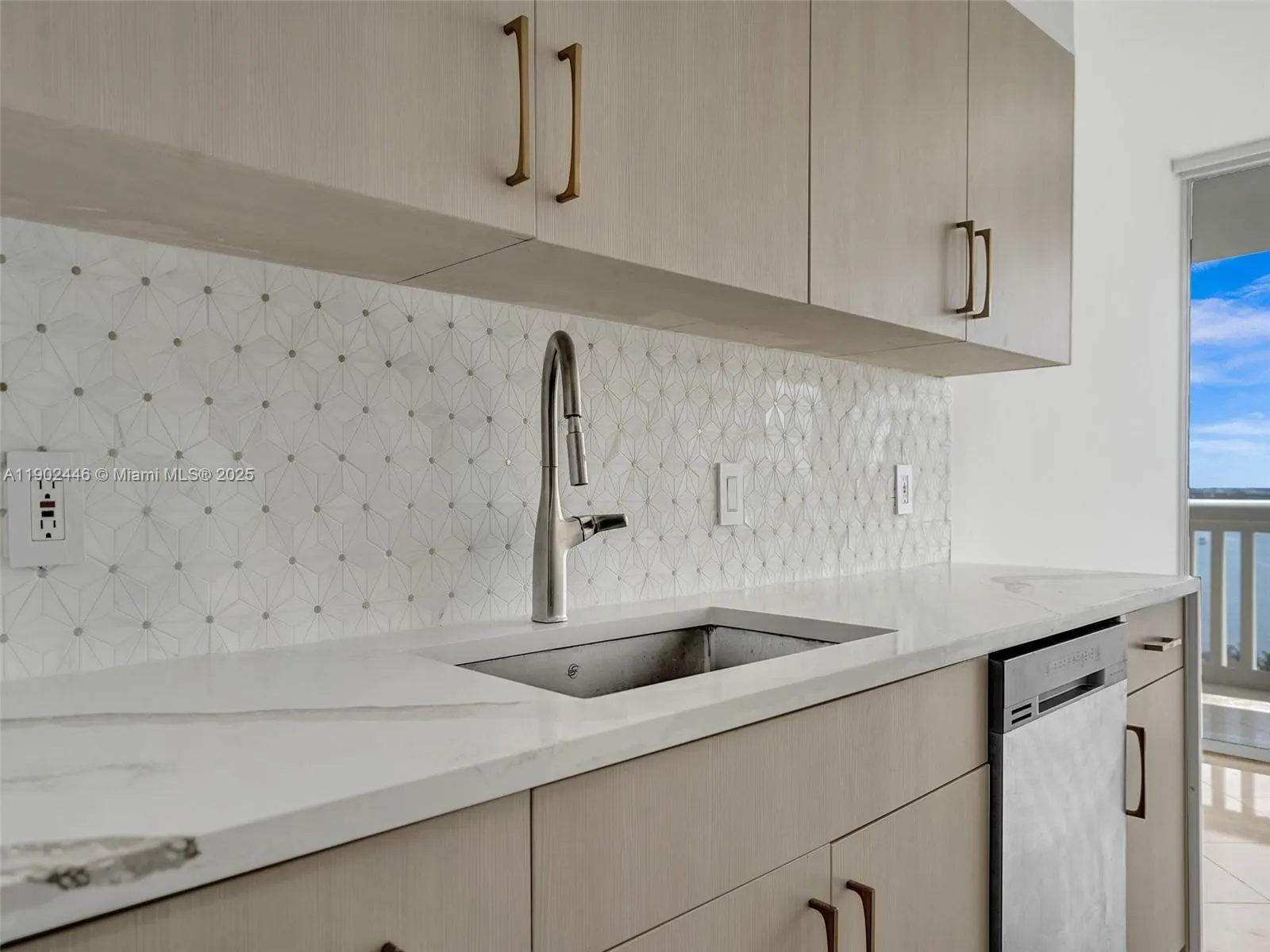 1000 W Island Blvd, #1612