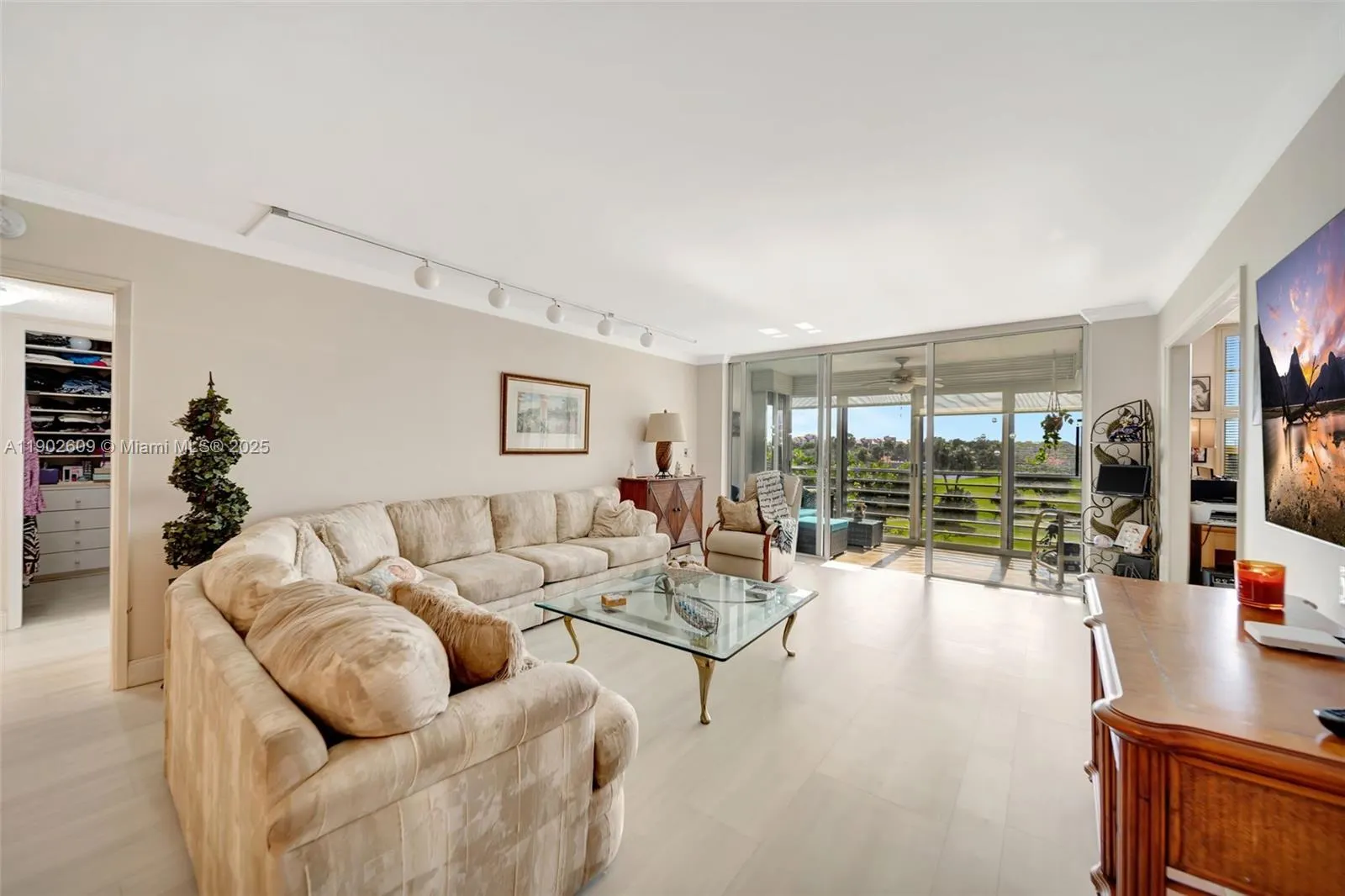 3980 Oaks Clubhouse Dr, #409