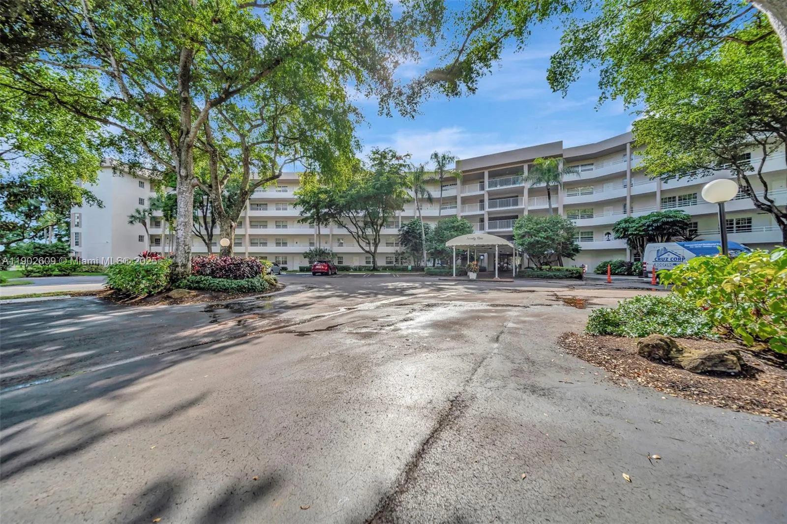 3980 Oaks Clubhouse Dr, #409