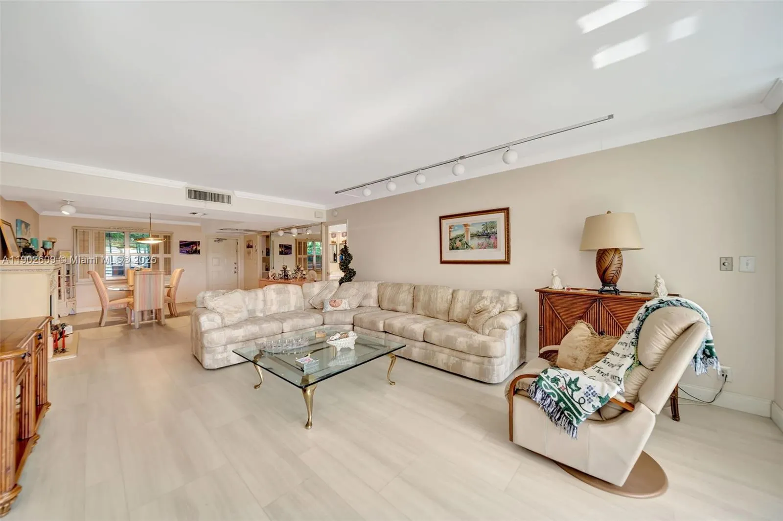 3980 Oaks Clubhouse Dr, #409