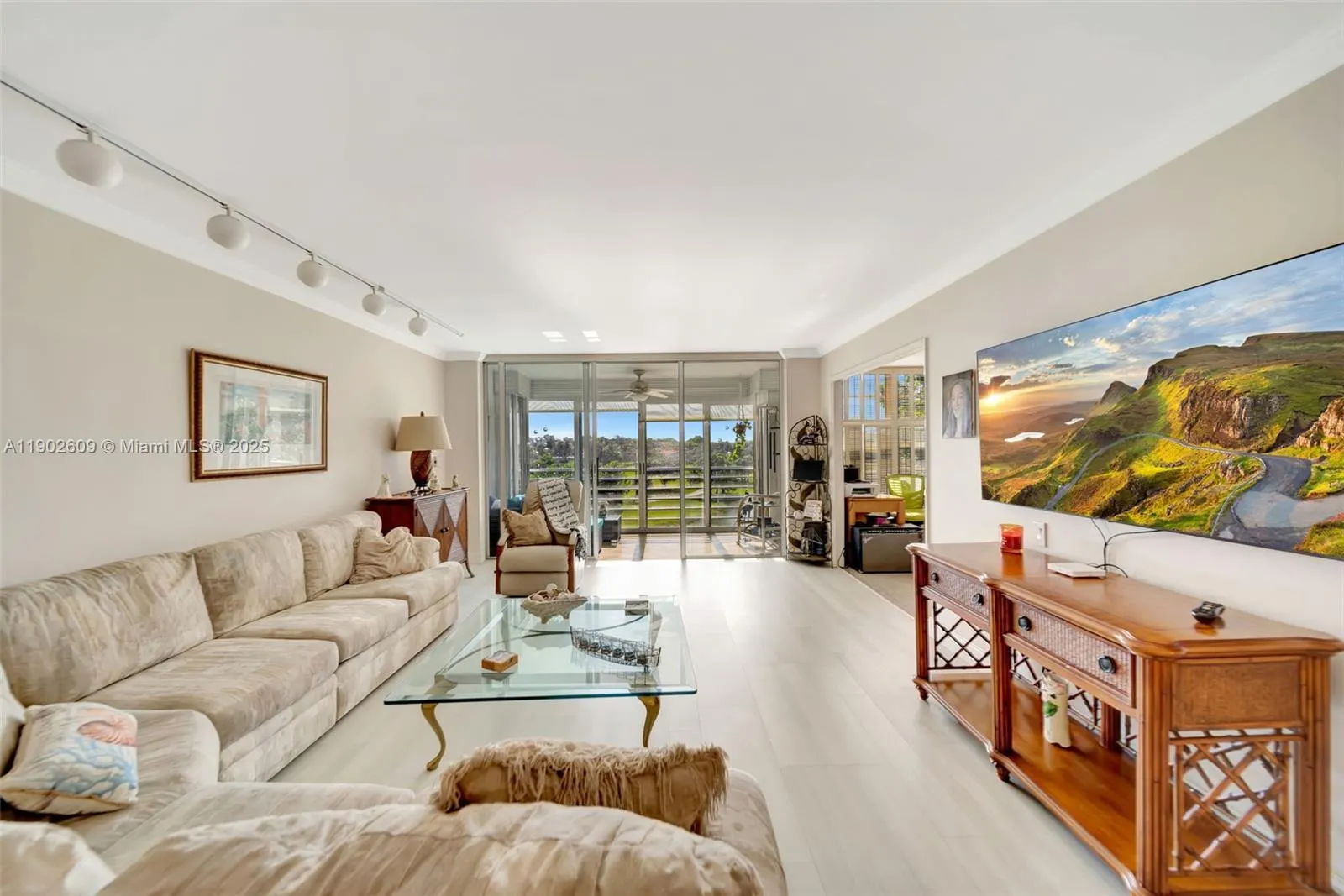 3980 Oaks Clubhouse Dr, #409