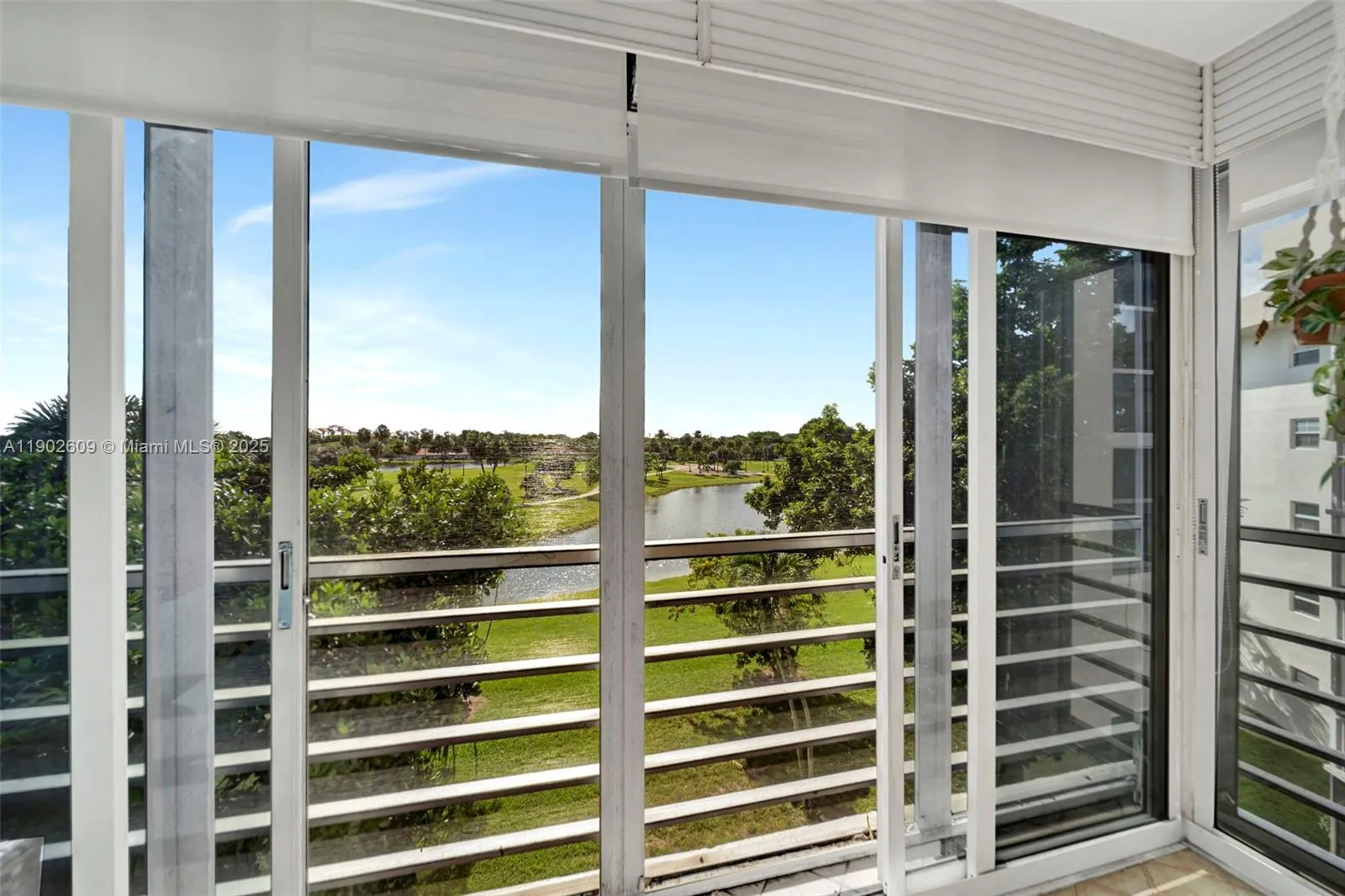 3980 Oaks Clubhouse Dr, #409