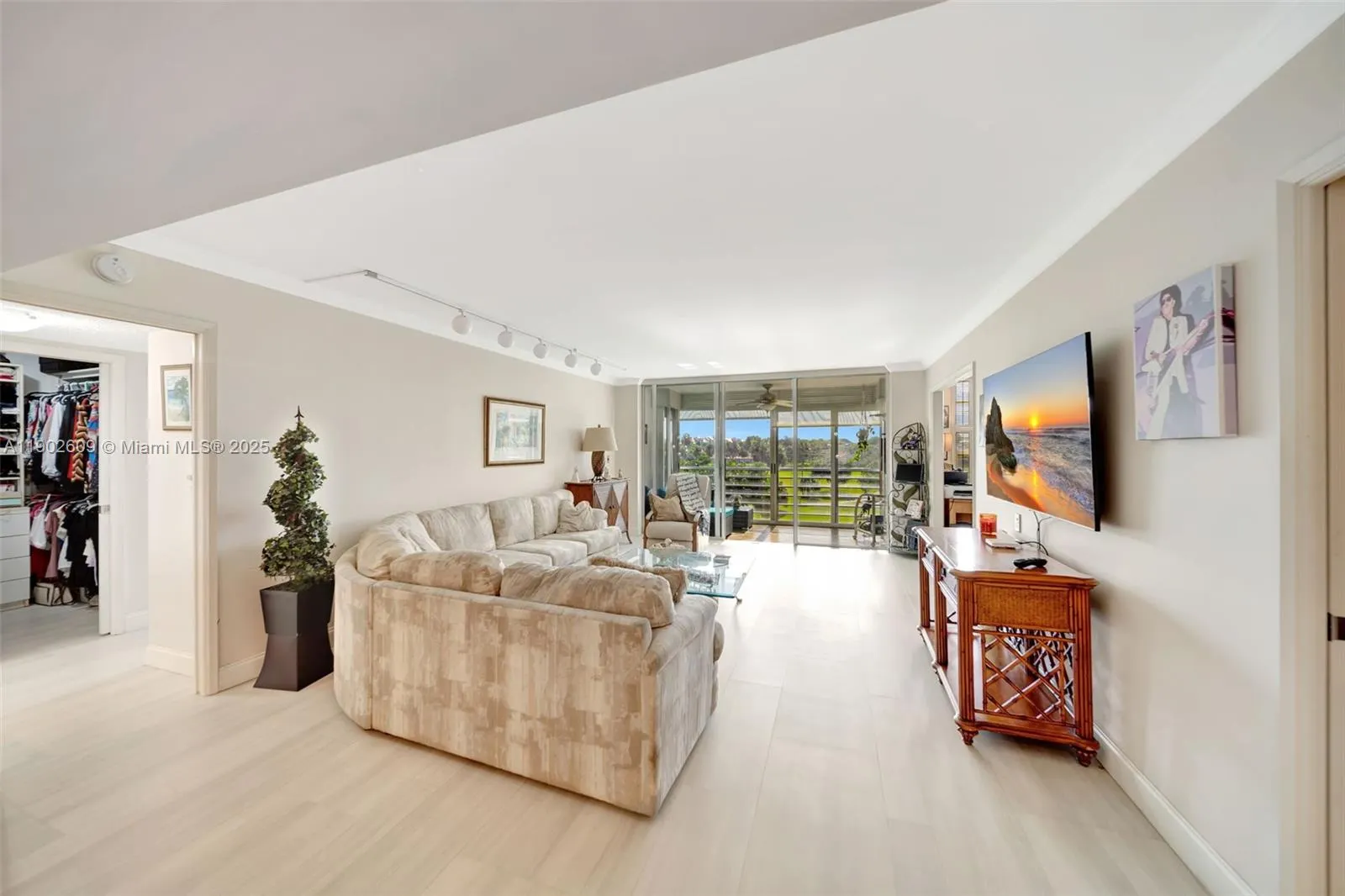 3980 Oaks Clubhouse Dr, #409