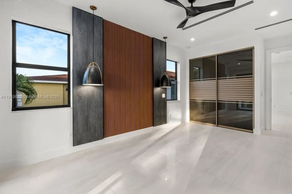 1215 NE 11th Ave, #B