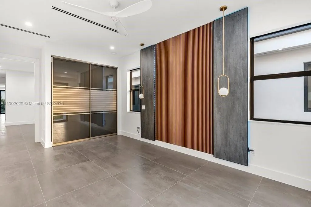 1215 NE 11th Ave, #B