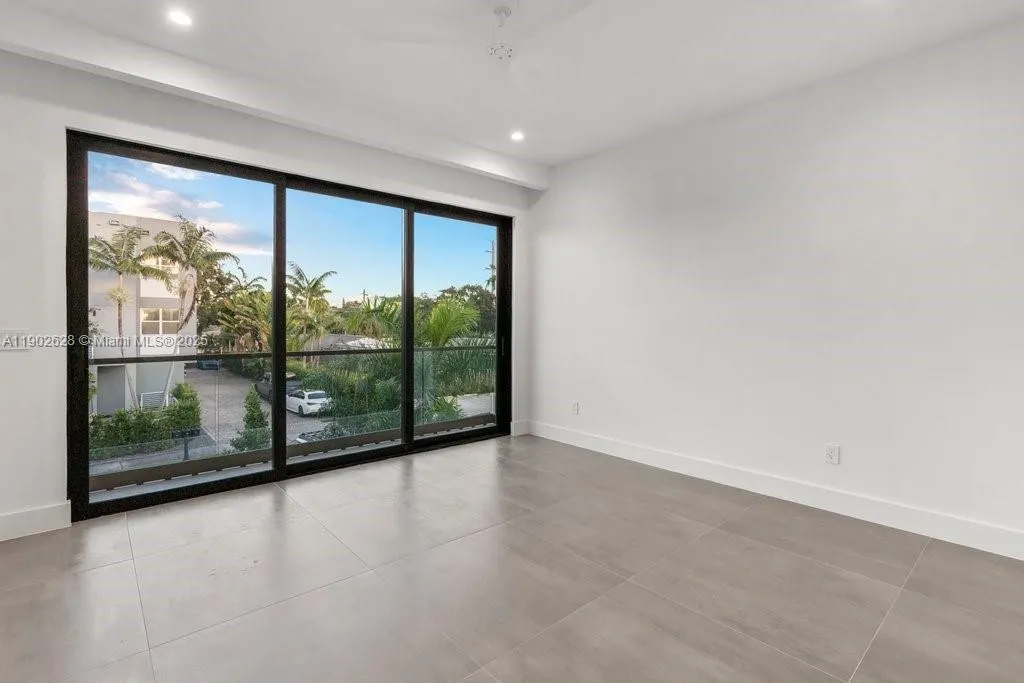 1215 NE 11th Ave, #B