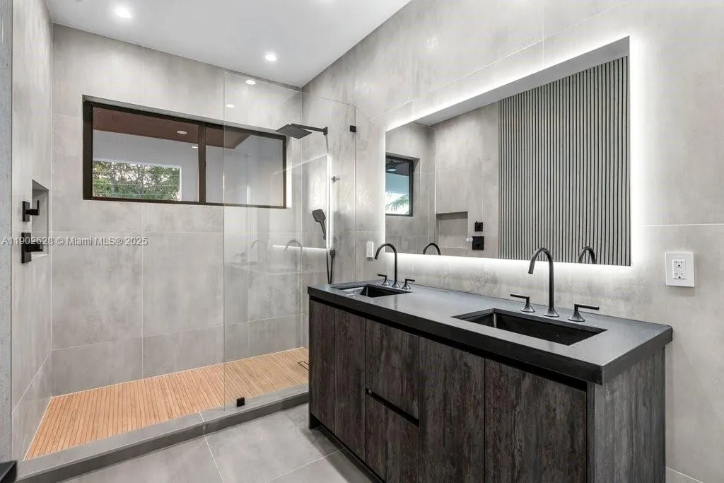 1215 NE 11th Ave, #B