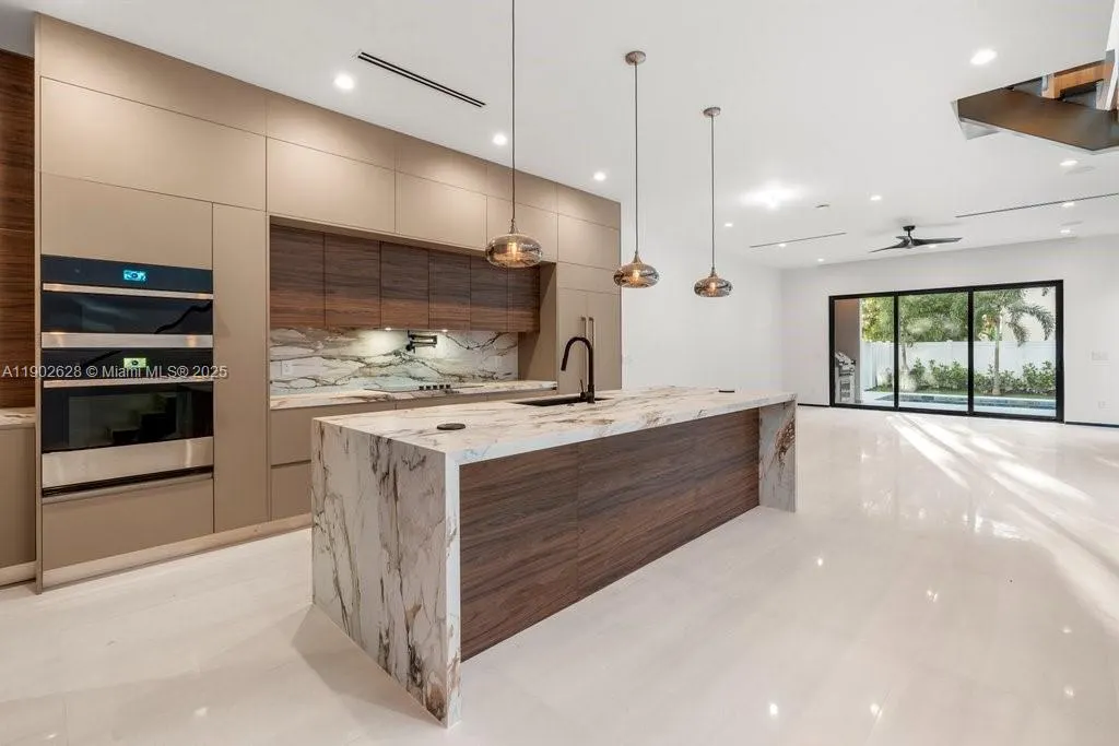 1215 NE 11th Ave, #B