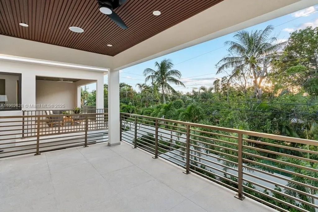 1215 NE 11th Ave, #B