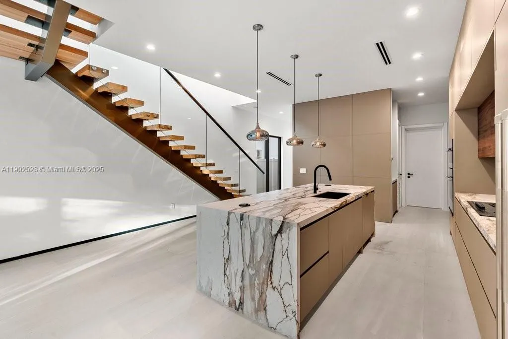 1215 NE 11th Ave, #B