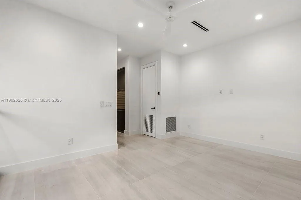 1215 NE 11th Ave, #B