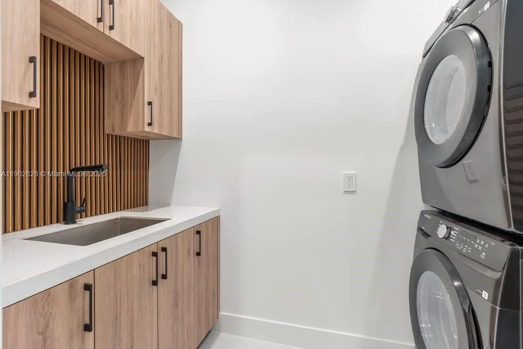 1215 NE 11th Ave, #B