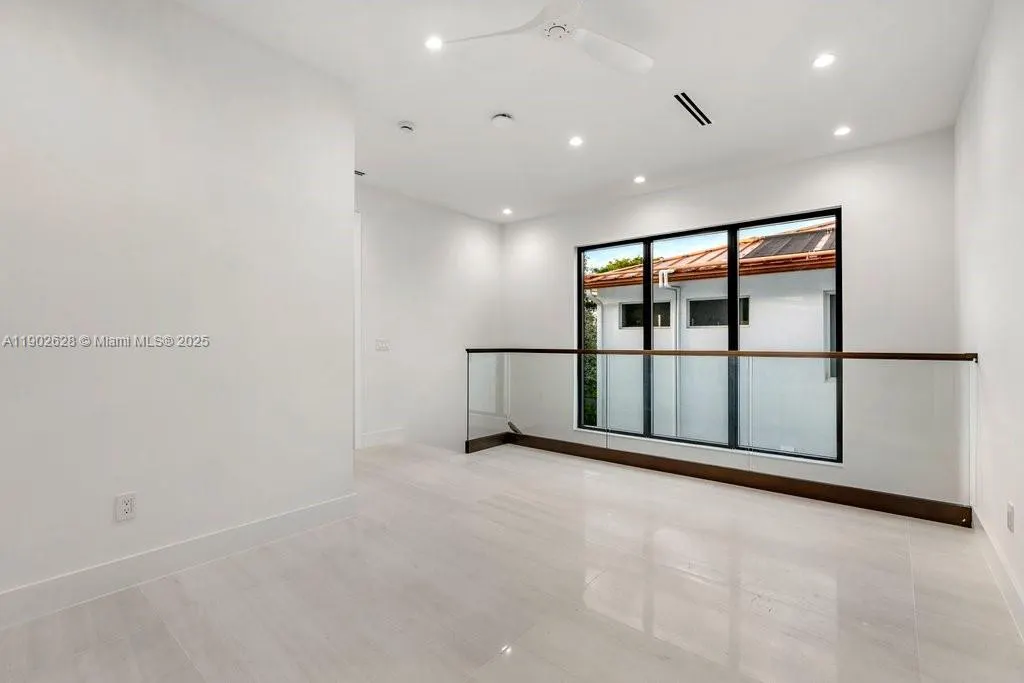 1215 NE 11th Ave, #B