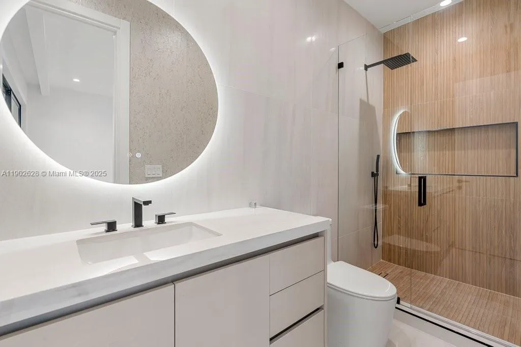 1215 NE 11th Ave, #B