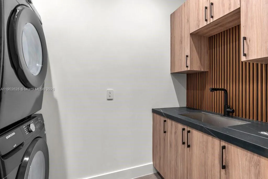 1215 NE 11th Ave, #B