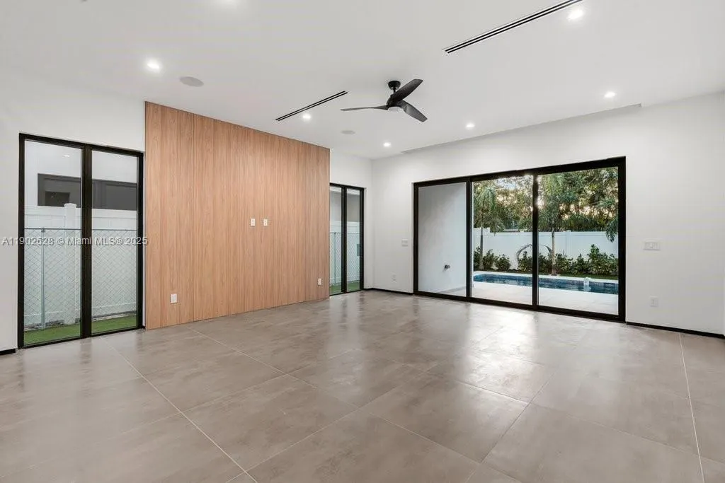 1215 NE 11th Ave, #B