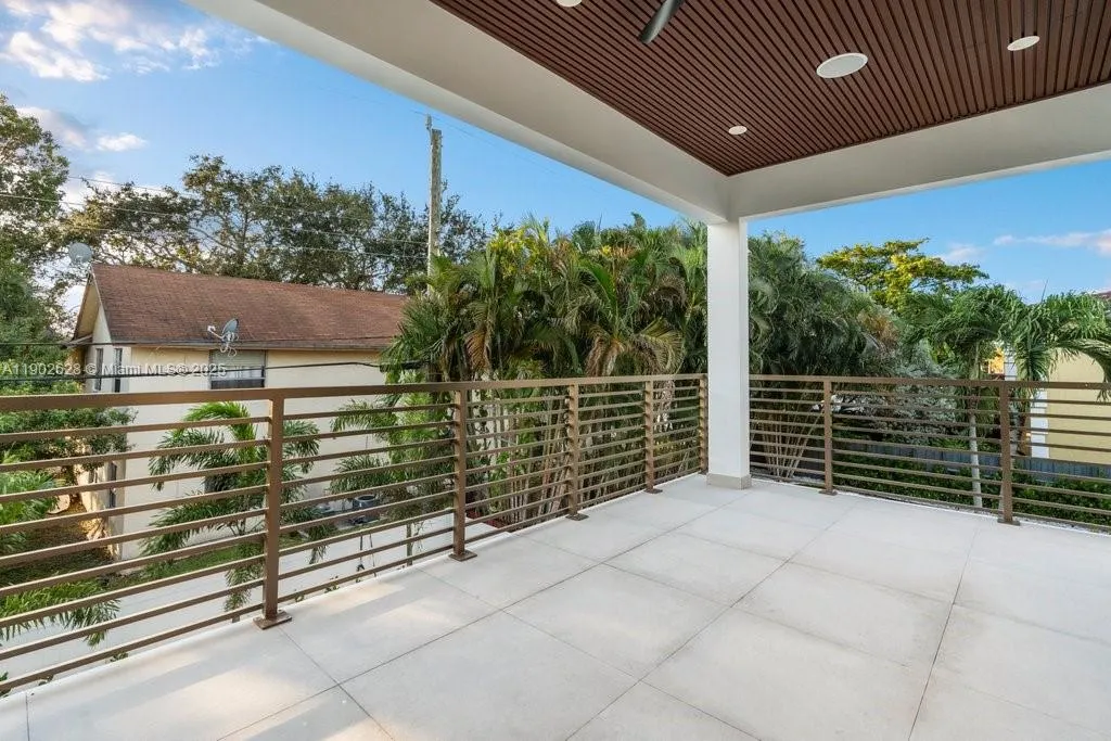 1215 NE 11th Ave, #B