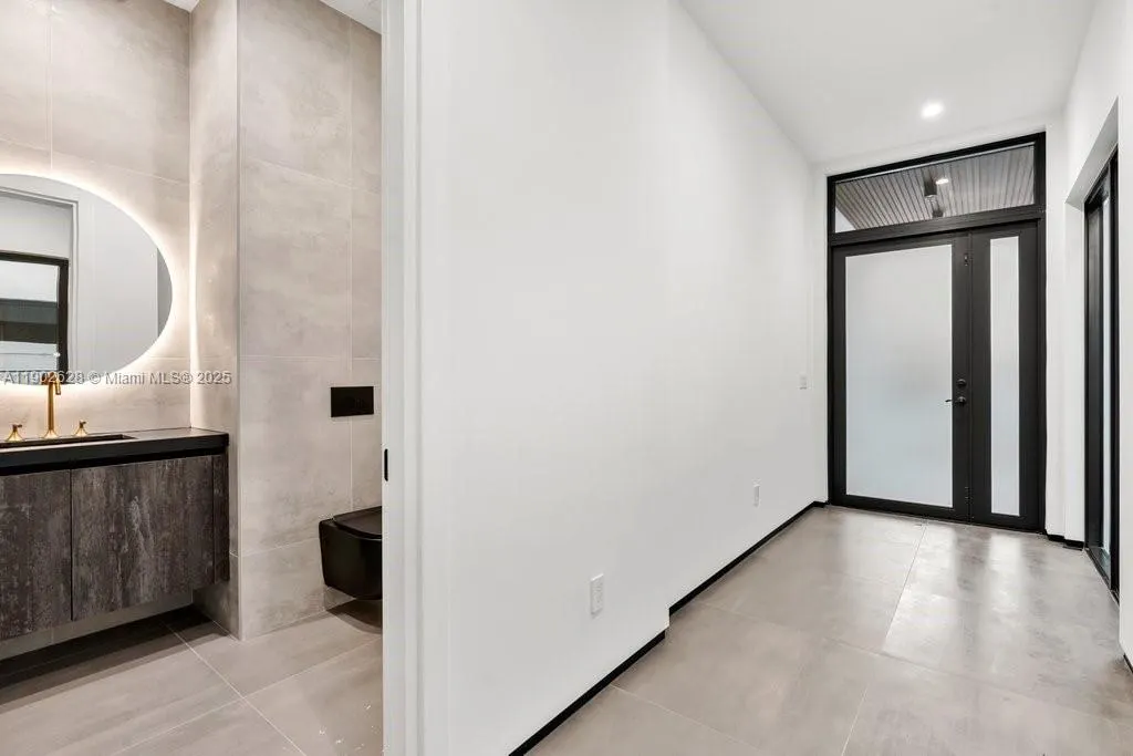 1215 NE 11th Ave, #B