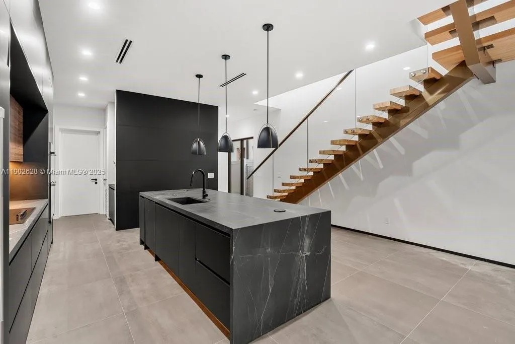 1215 NE 11th Ave, #B