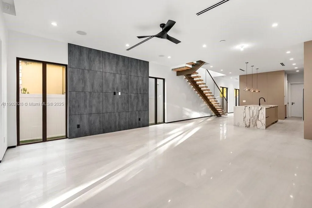 1215 NE 11th Ave, #B