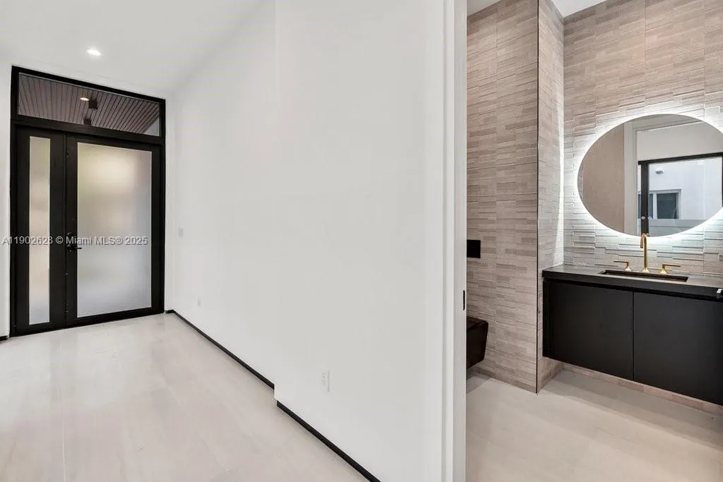 1215 NE 11th Ave, #B