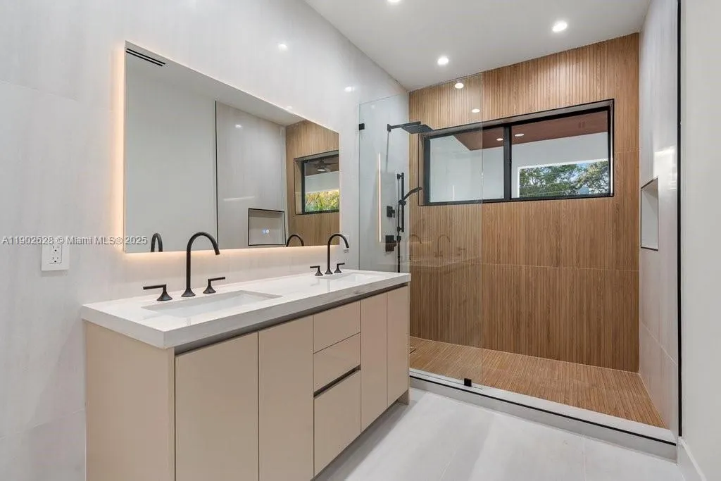 1215 NE 11th Ave, #B