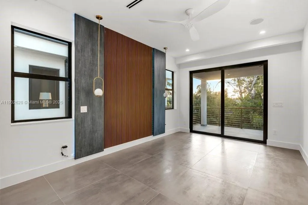 1215 NE 11th Ave, #B