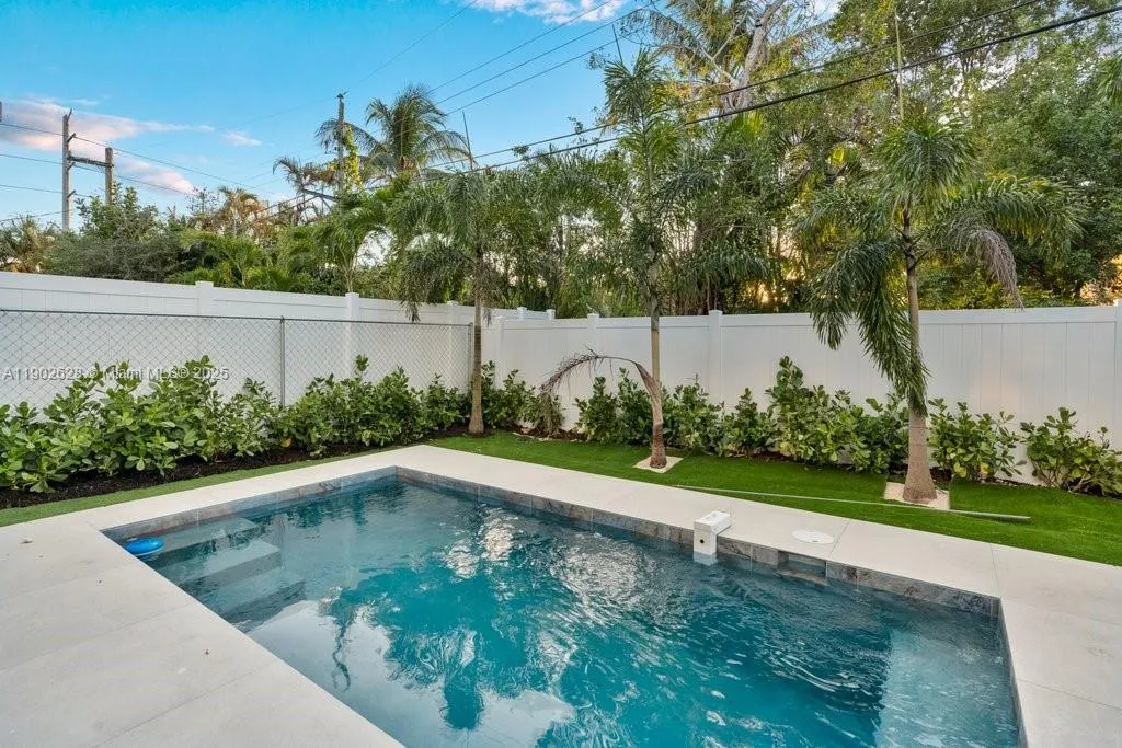 1215 NE 11th Ave, #B