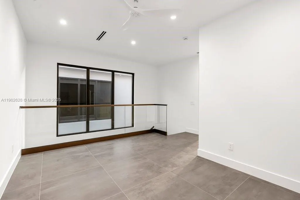 1215 NE 11th Ave, #B