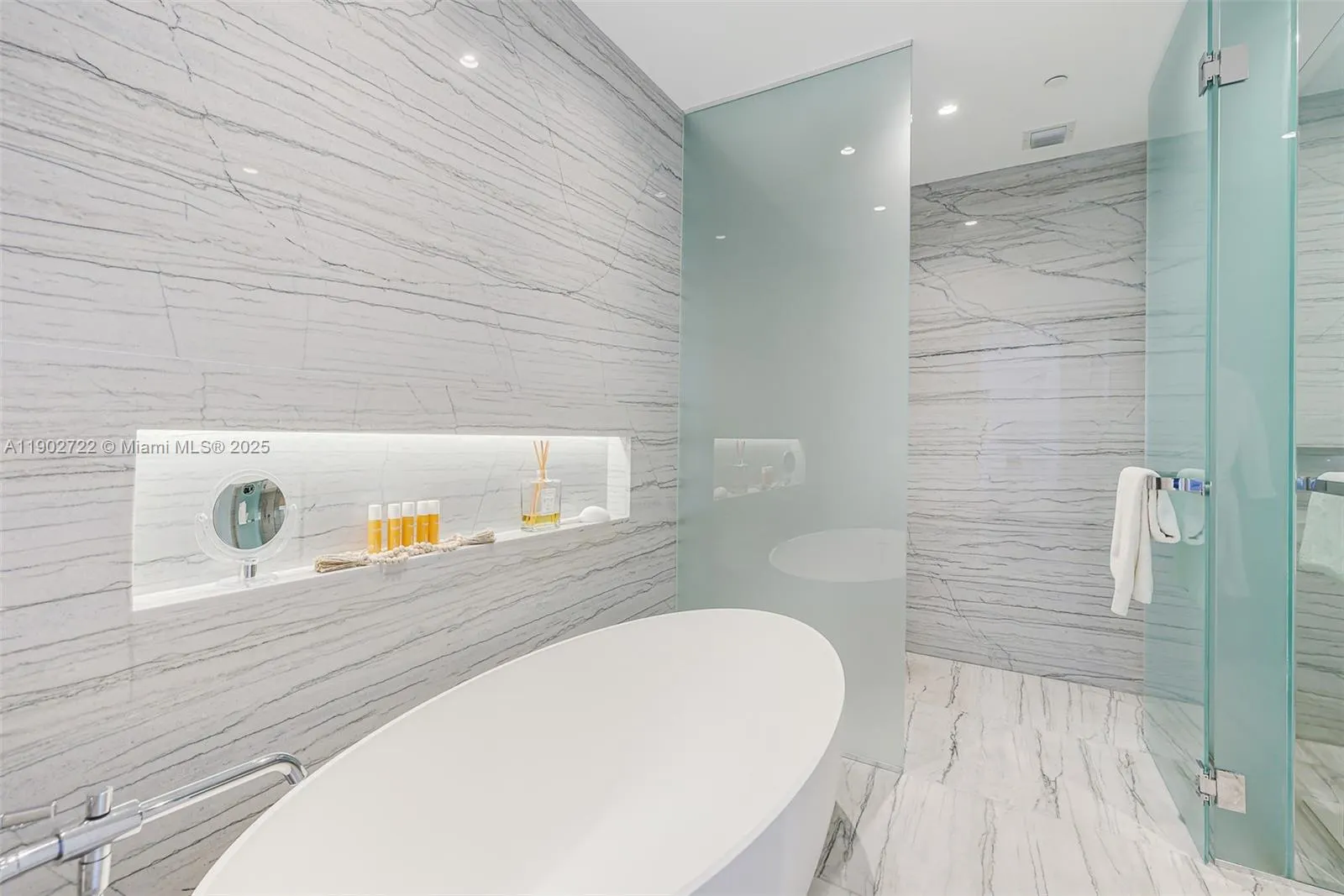 8701 Collins Ave, #904