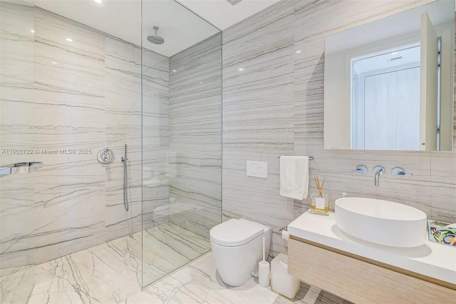 8701 Collins Ave, #904