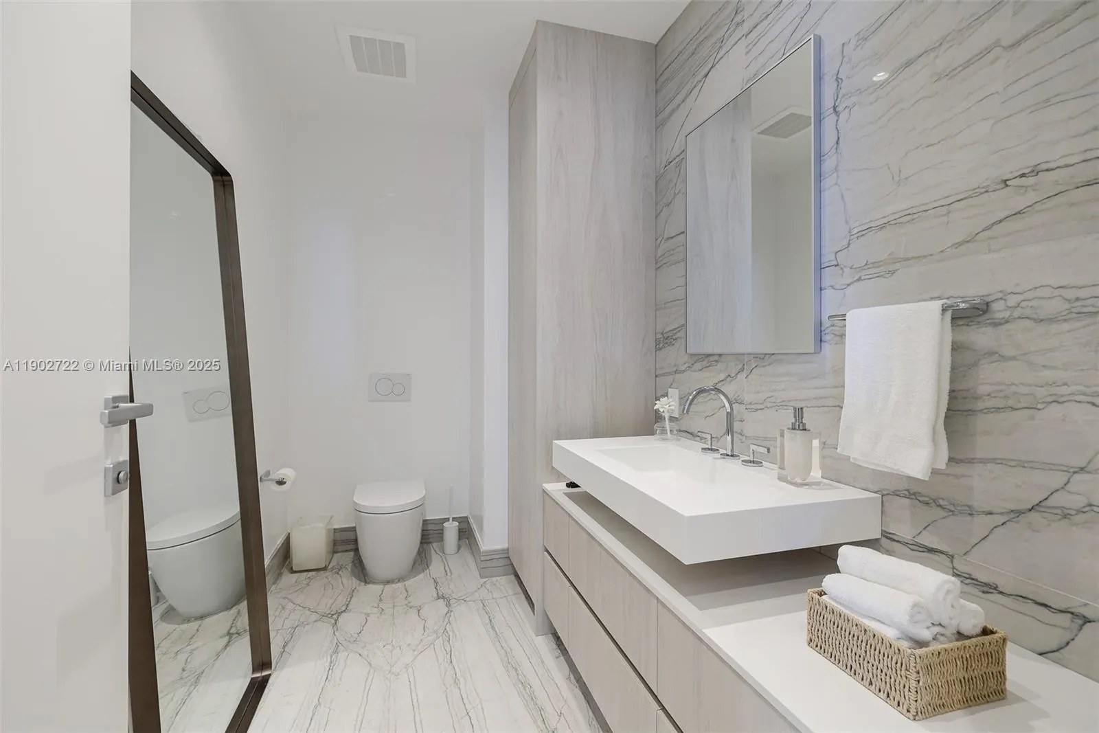 8701 Collins Ave, #904