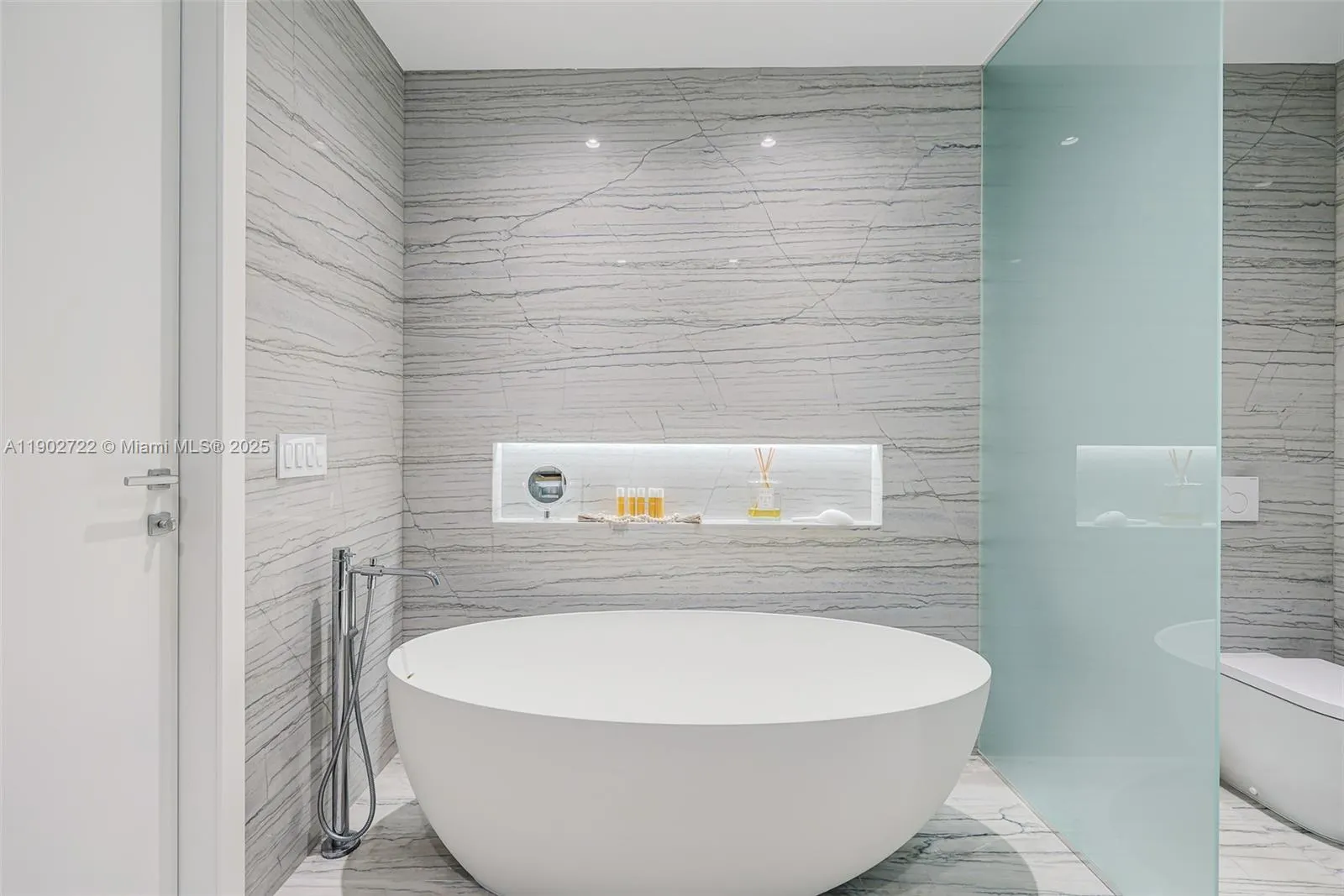 8701 Collins Ave, #904