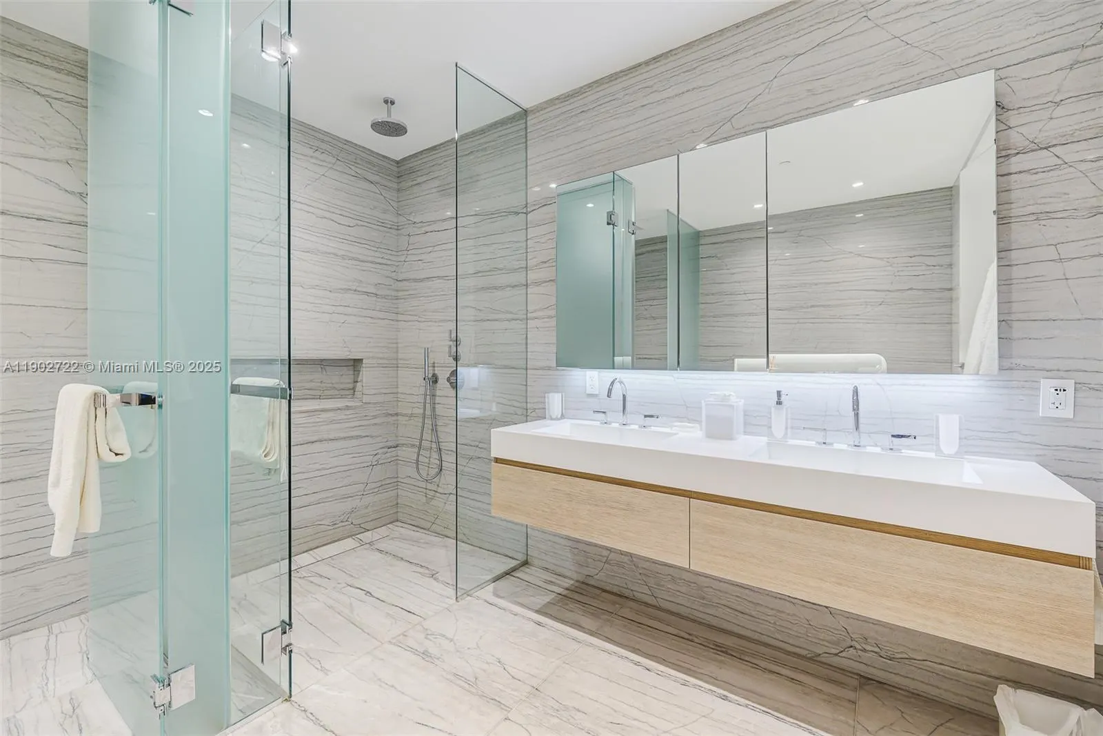 8701 Collins Ave, #904