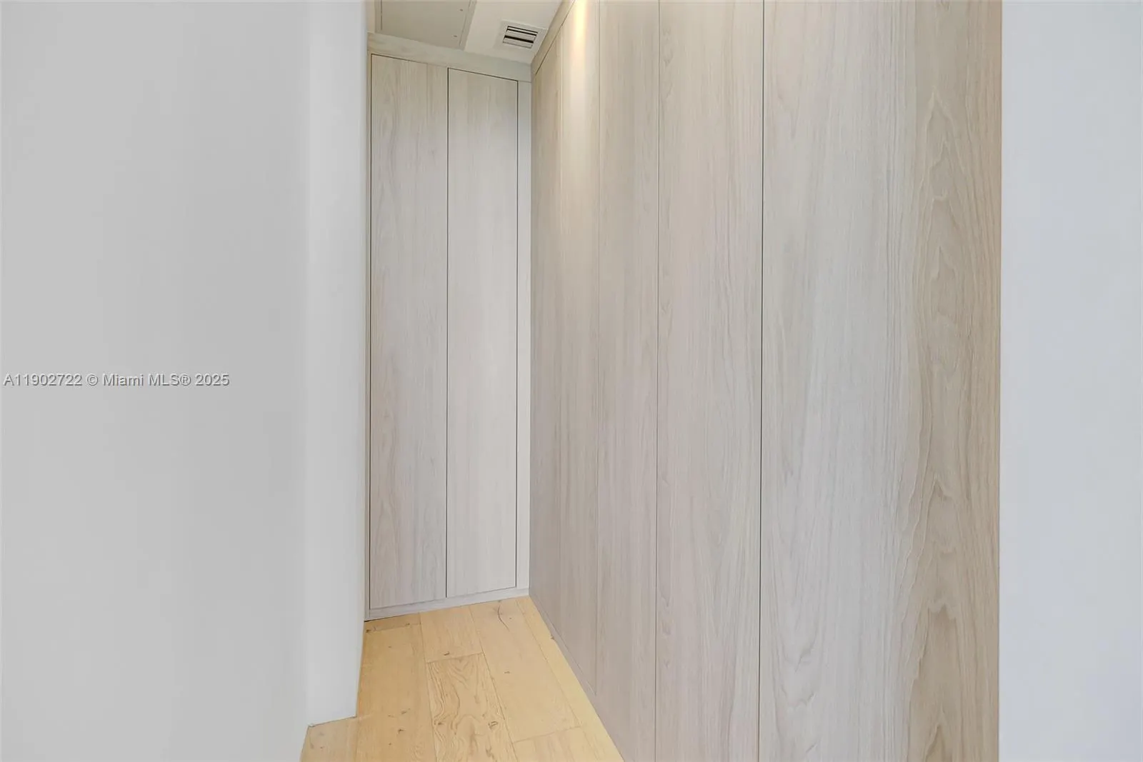 8701 Collins Ave, #904