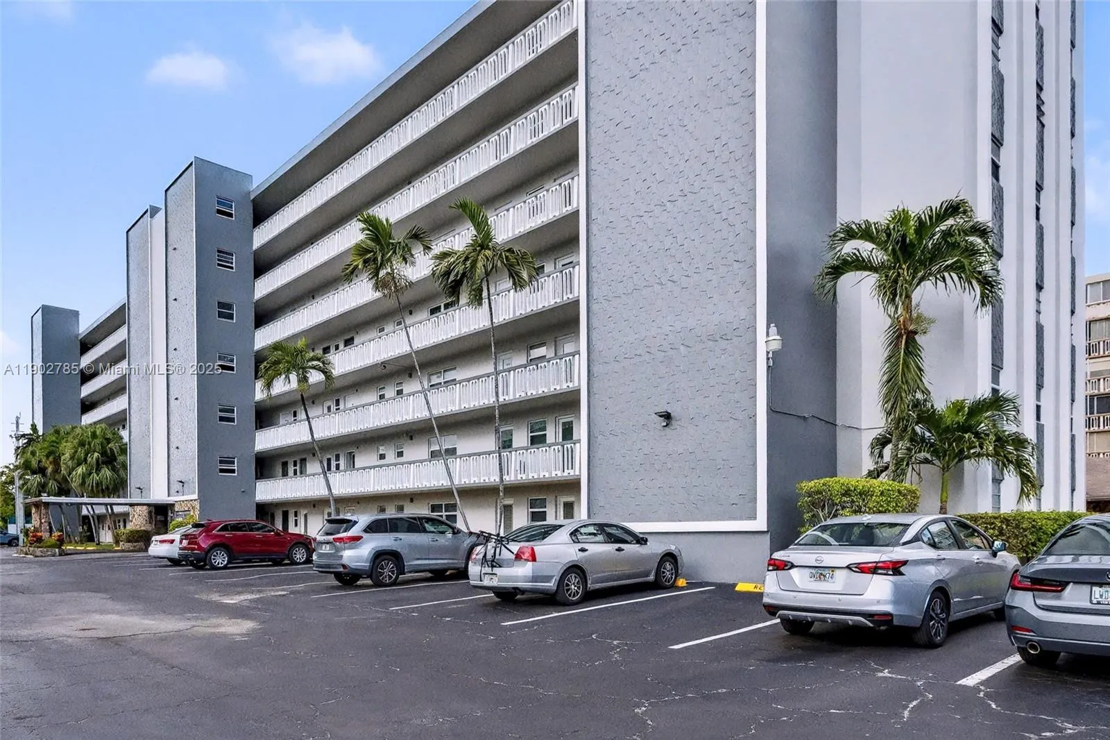 420 NE 12th Ave, #208