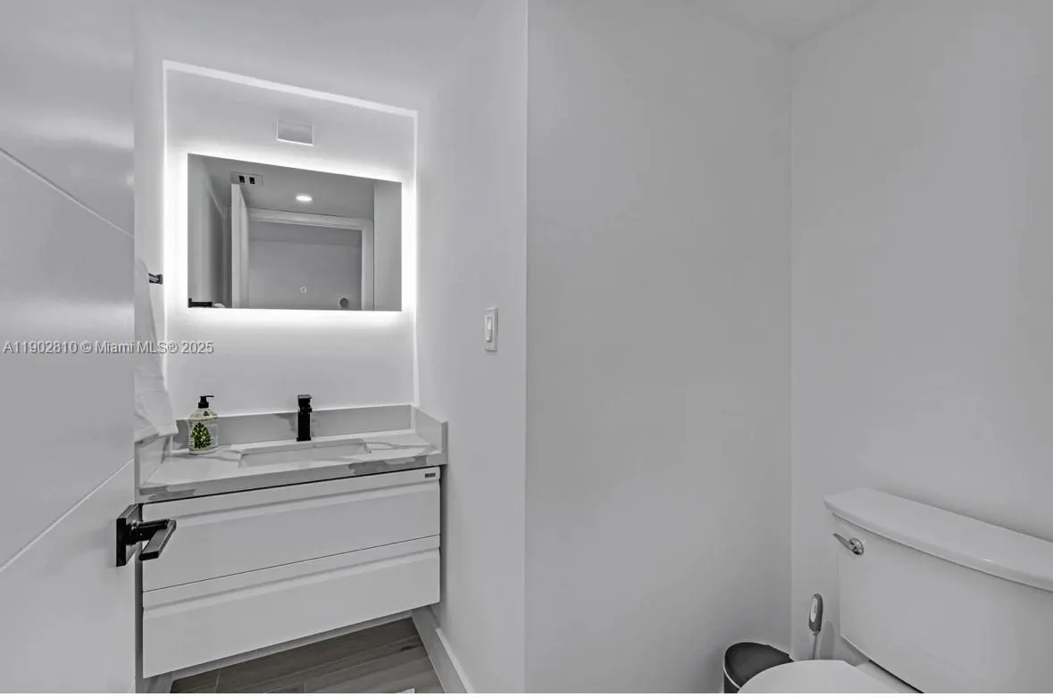 2555 Collins Ave, #2200