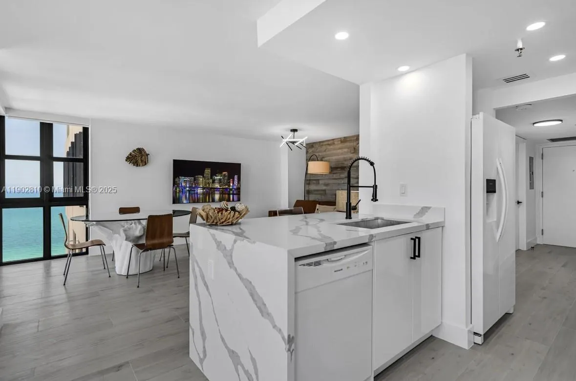 2555 Collins Ave, #2200