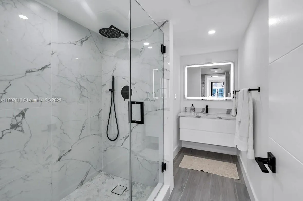 2555 Collins Ave, #2200