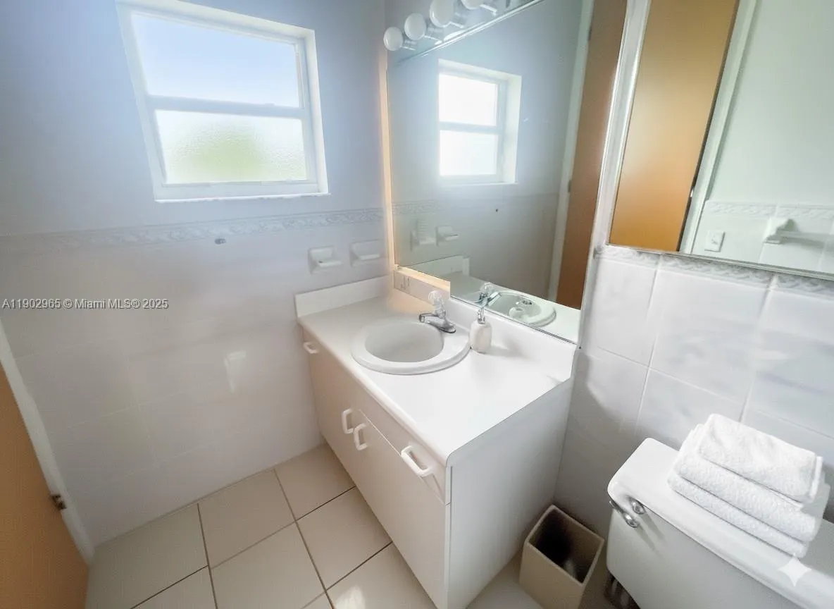 9008 Collins Ave, #402