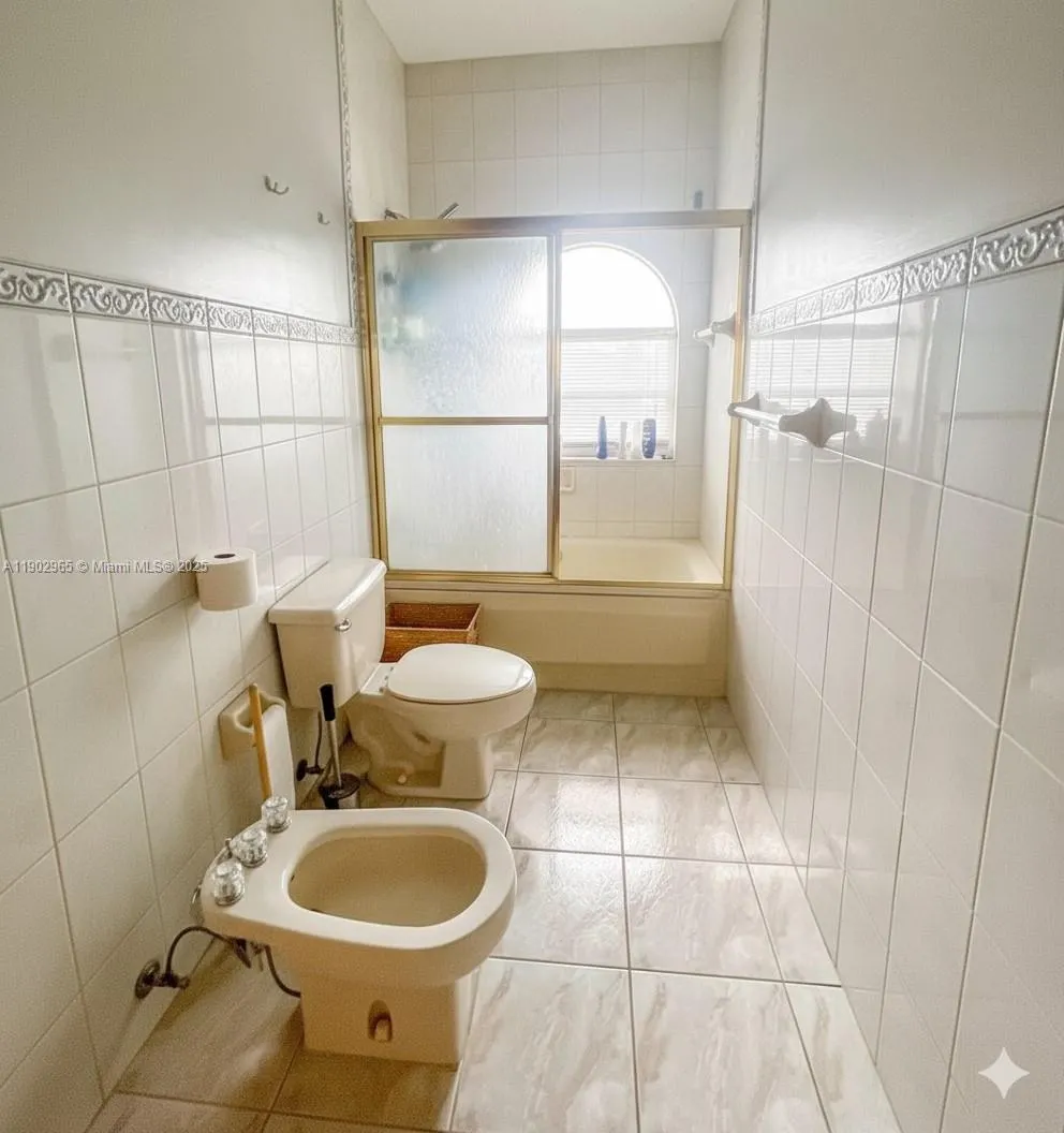 9008 Collins Ave, #402