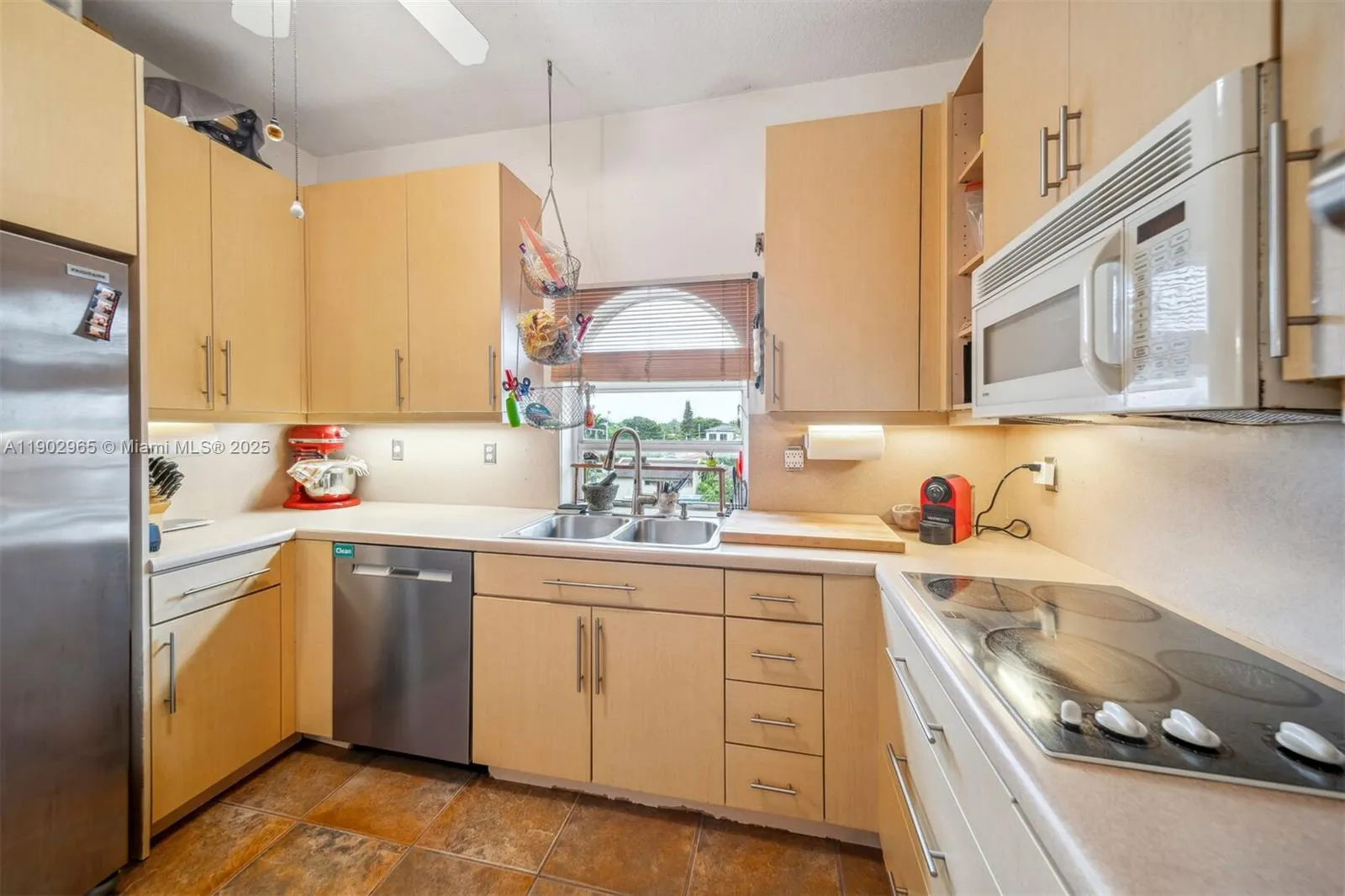 9008 Collins Ave, #402